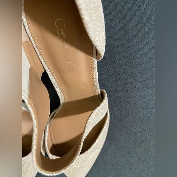 Calvin Klein Gella Pump - Picture 16 of 16